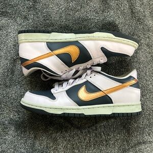 Nike Dunk Low SE (Size 6Y Women’s size 7.5)